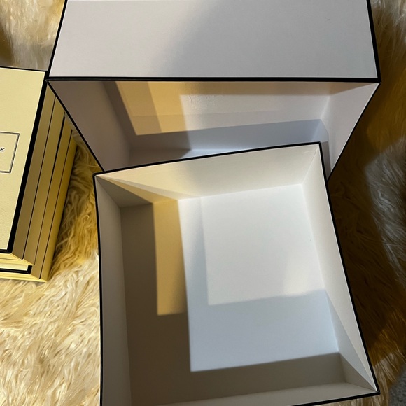 CHANEL Classic White Gift Box - Picture 2 of 2